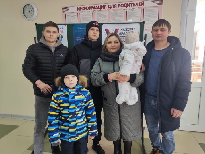 В Нижнекамском районе голосуют семьями