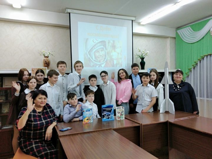 Для учащихся Камско-Полянской школы № 1 провели познавательный час  «Дорога во Вселенную»
