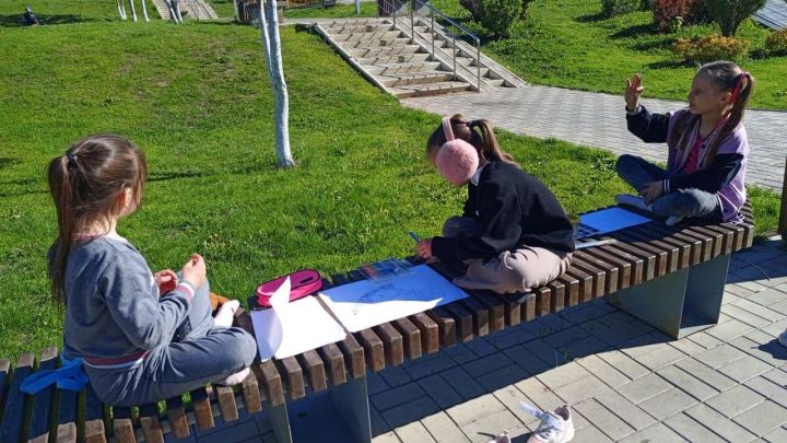 Воспитанники ЦДТ «Радуга» изучают новую технику рисования