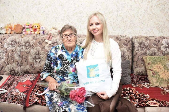 В Камских Полянах поздравили жительницу с 90-летним юбилеем