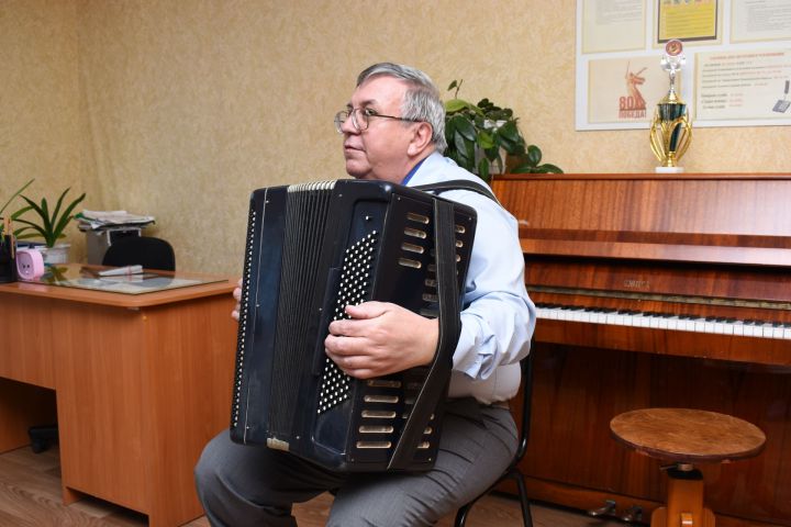 Очарованный баяном: преподаватель из Камских Полян 28 лет передает свою любовь к музыке детям