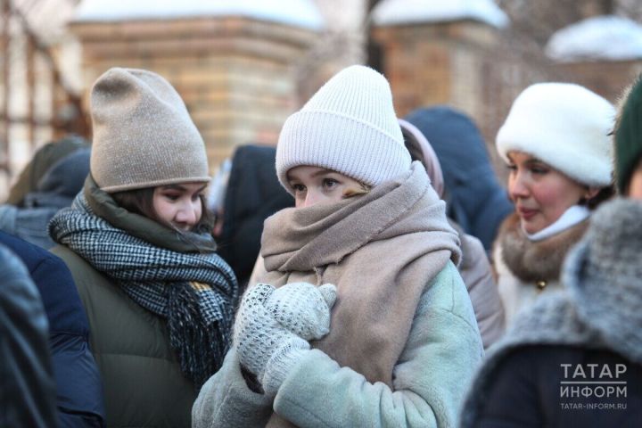 Стилист Тоторина поделилась советами о том, как сохранить объем волос при ношении шапки