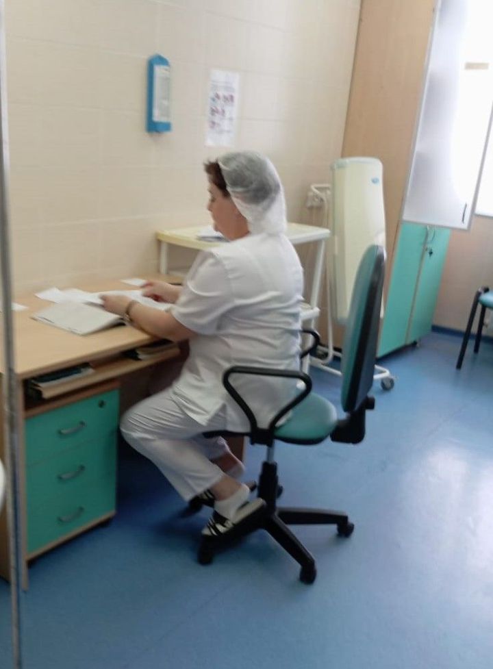 Медицинская сестра Людмила Васильева с заботой и сочувствием относится к пациентам