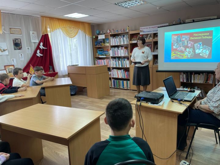 «Наследники Победы»: в библиотеке Камских Полян прошла интеллектуальная  игра
