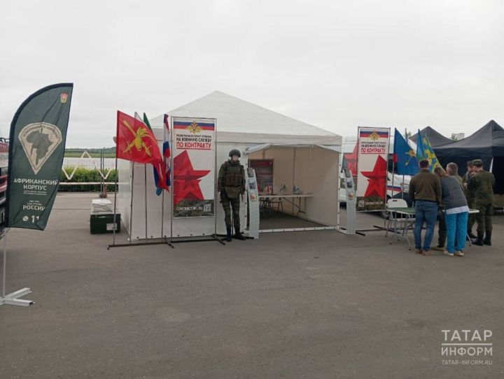 «Ответим на любые вопросы»: В парке Урам открылся пункт отбора на службу по контракту