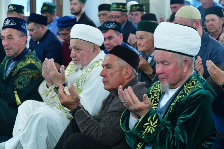 Рустам Минниханов принял участие в праздничном намазе в возрожденной мечети села Маскара Кукморского района