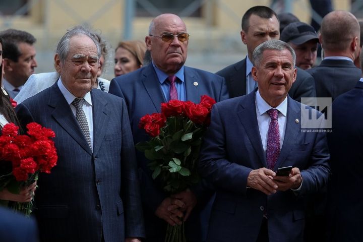 Минниханов возложил цветы к памятнику Пушкина в Казани