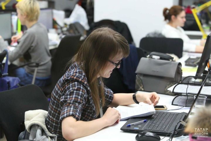 Юрист: громкий смех на работе может стать причиной увольнения