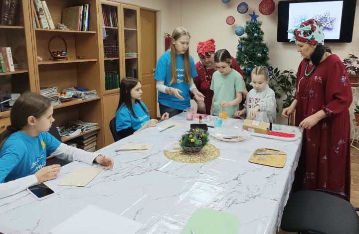 Творческие каникулы: в библиотеке Камских Полян прошел мастер-класс по мыловарению