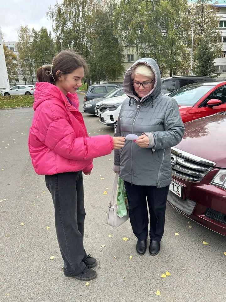 «Частичка теплоты»: юные активисты Камских Полян поздравили старшее поколение