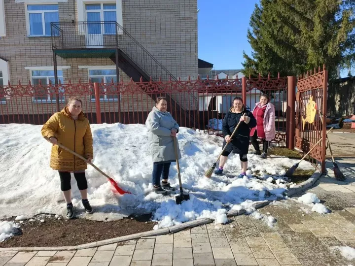 В Камских Полянах дан старт санитарному двухмесячнику: поселок готовится встречать весну в чистоте