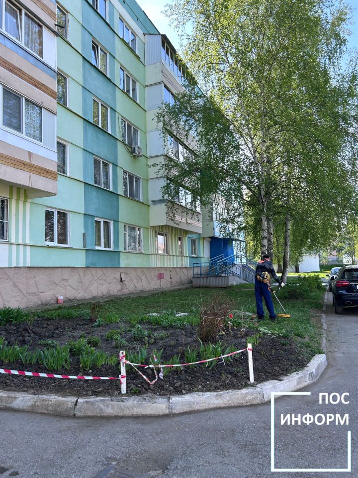 В Камских Полянах приводят в порядок газоны