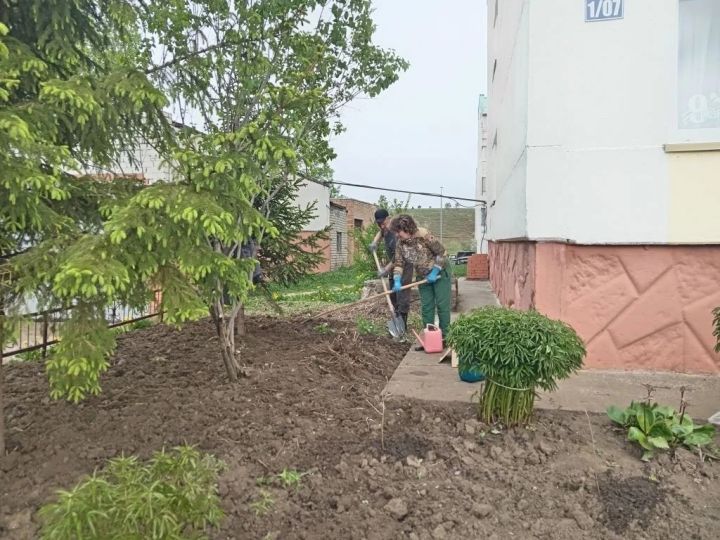 Пусть земля благоухает цветами: в ЦДТ «Радуга» продолжают весеннее преображение