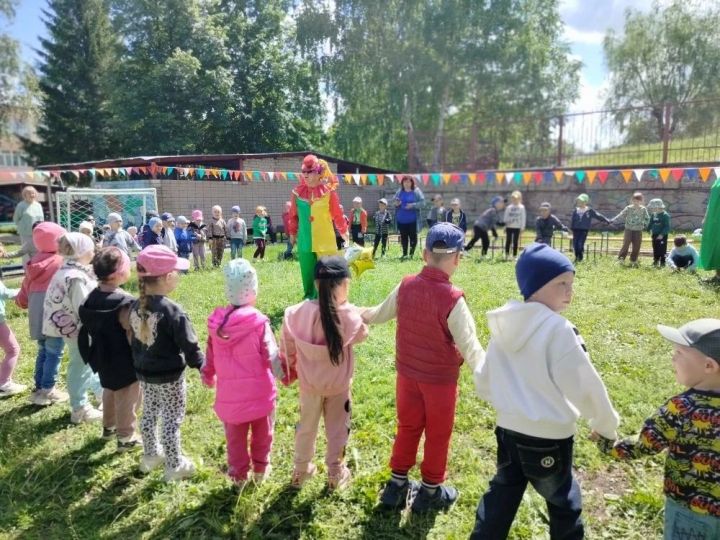В Камских Полянах дошкольники встретили лето песнями, флешмобами и мыльными пузырями