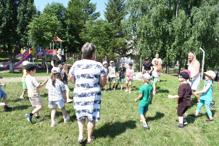В Камских Полянах прошел детский праздник «Ромашек белых хоровод»