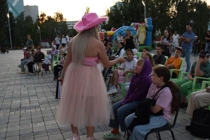 Жители Камских Полян оценили фестиваль уличного кино под открытым небом