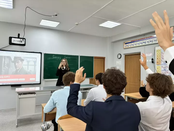 В школе №1 Камских Полян прошли «Разговоры о важном» о небе и подвиге