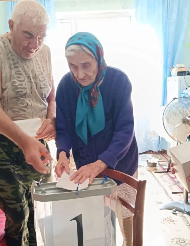Нина Павловна Жеребцова из Камских Полян проголосовала на выборах