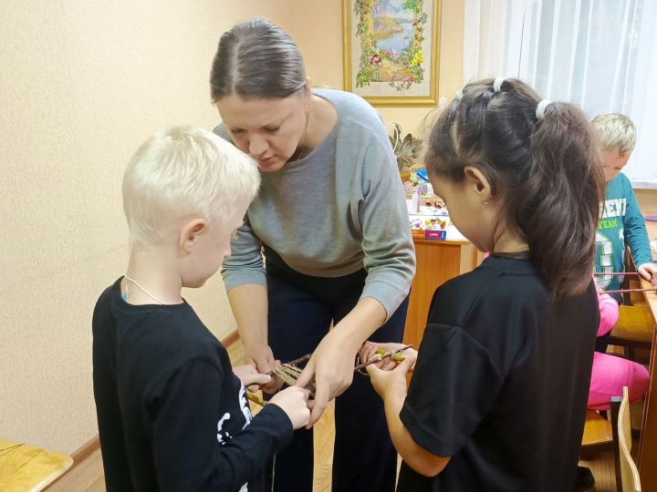 Юные мастера Камских Полян осваивают флористику в ЦДТ «Радуга»