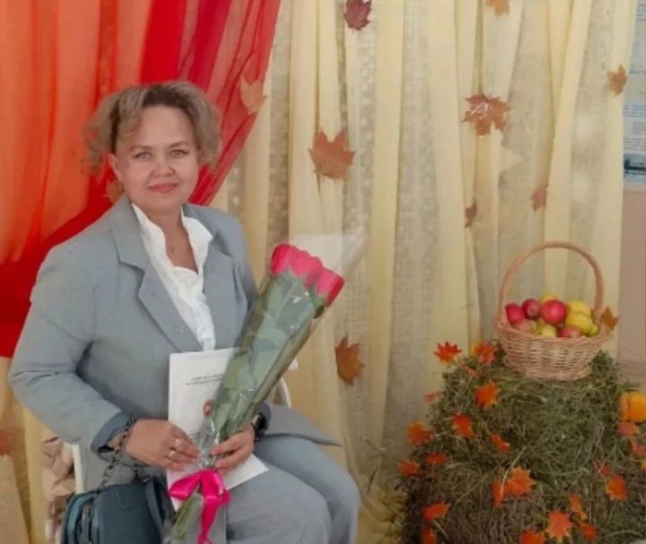 Профком детского сада Камских Полян Лилия Закирова получила грамоту