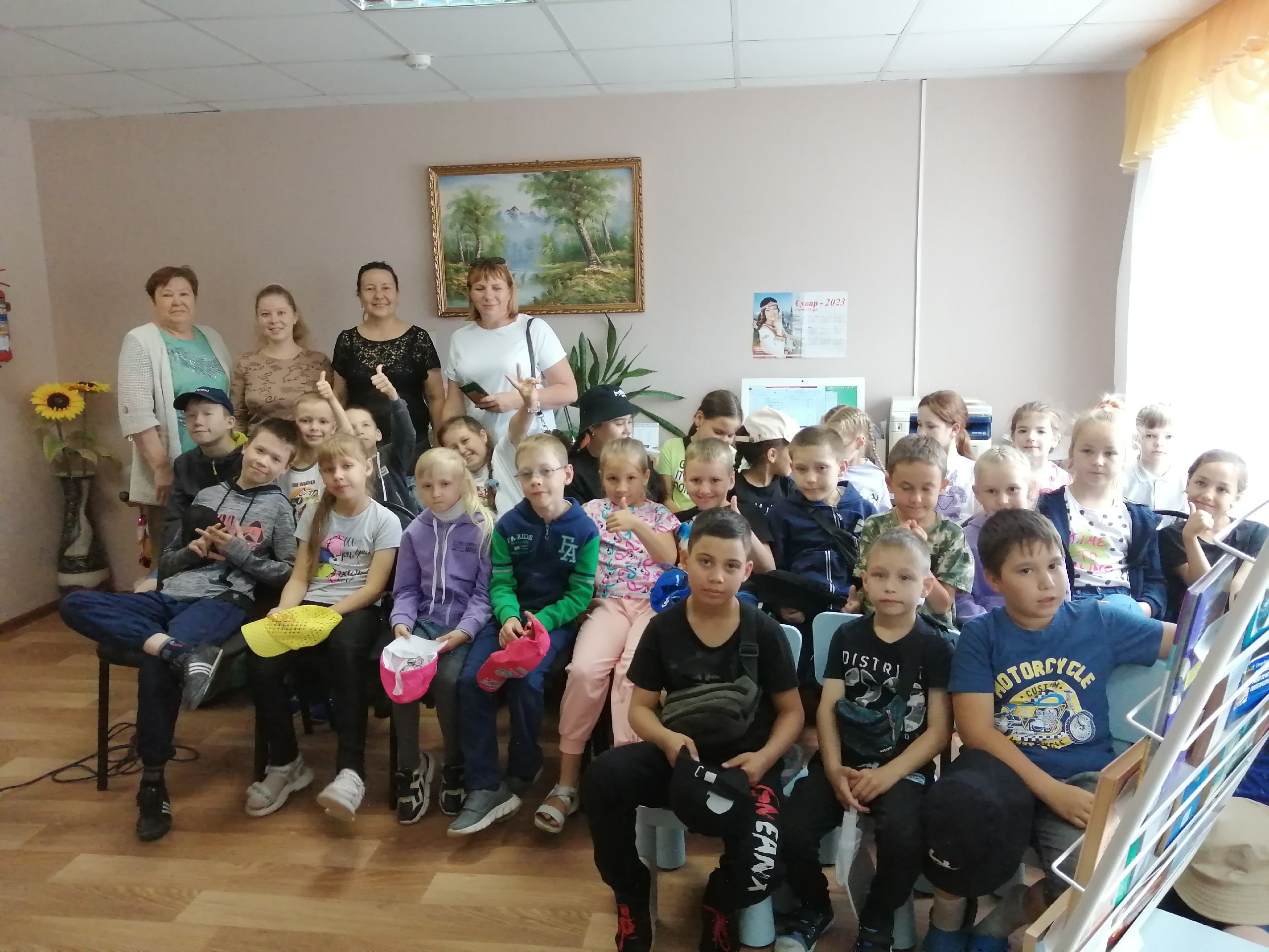 Обучающиеся "Радуги" и воспитанники пришкольных лагерей посетили выставку