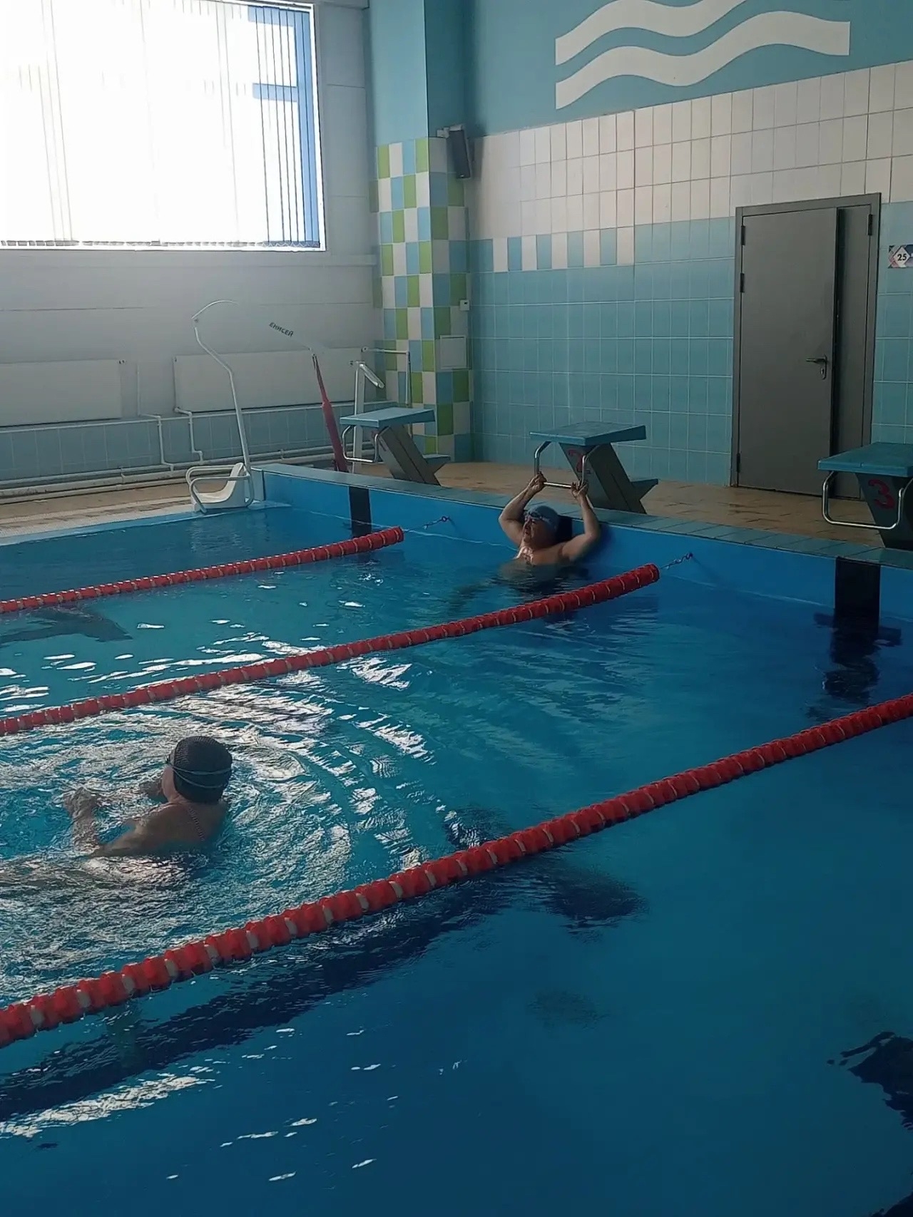 Плавание в бассейне людей старшего возраста.