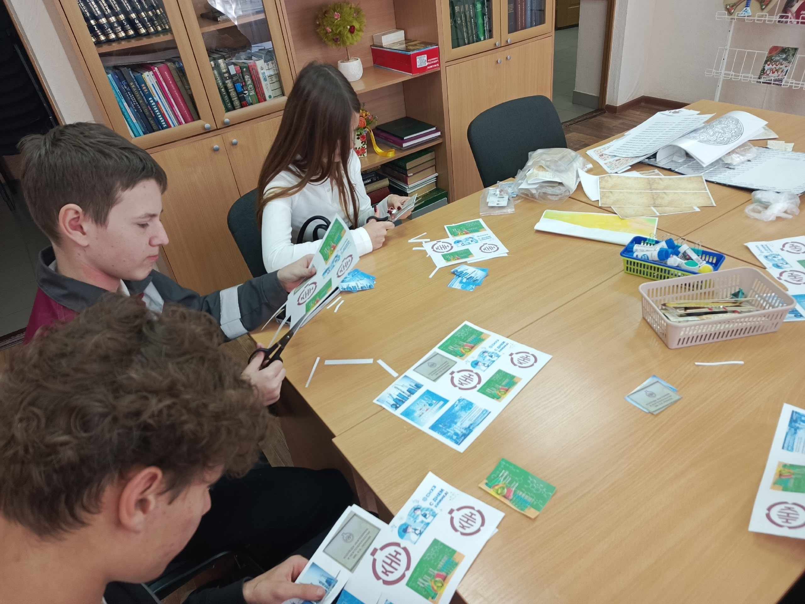 Студенты из Камских Полян сделали открытки ко Дню учителя