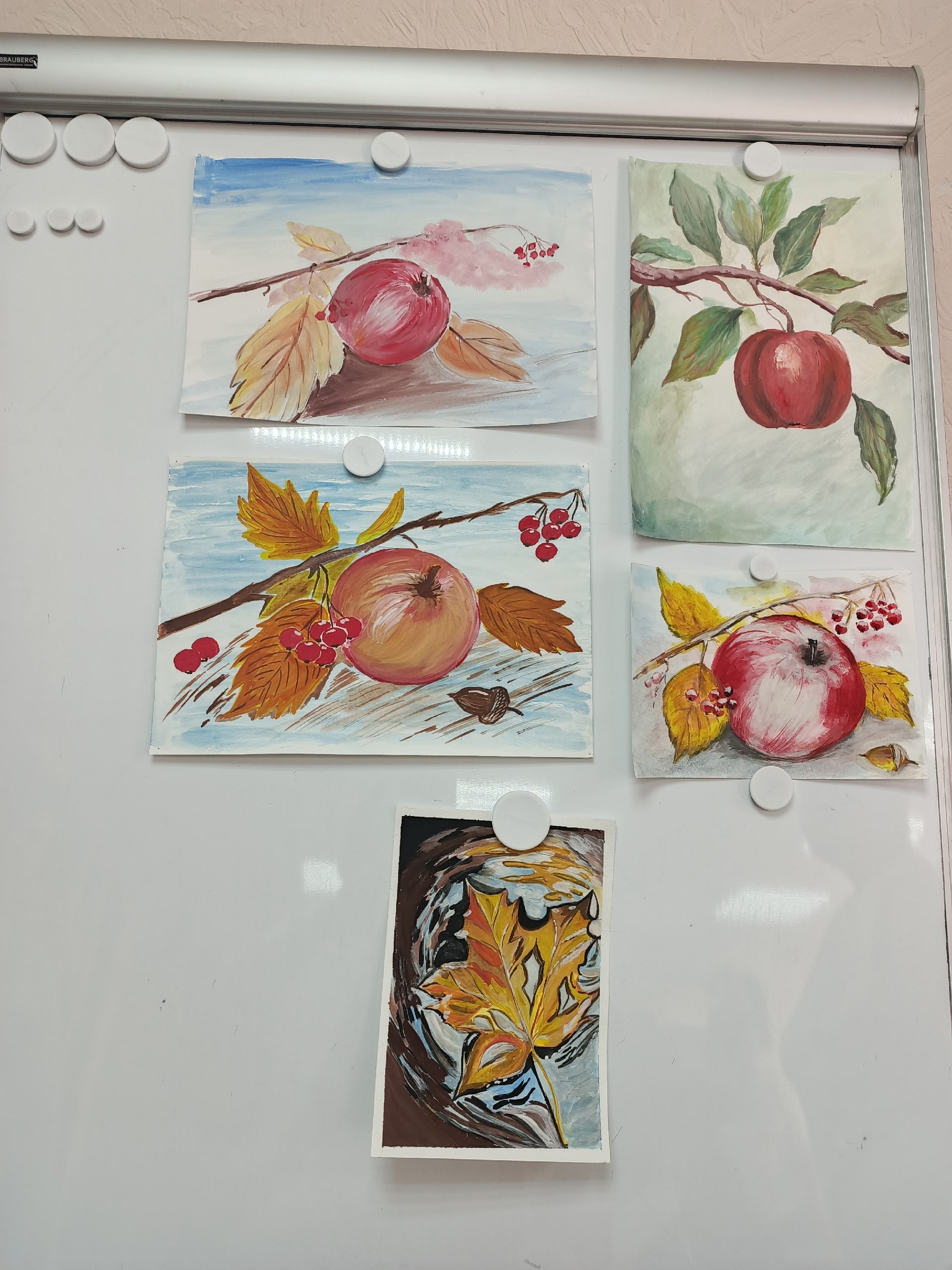 Творческая гостинная, картины яблок