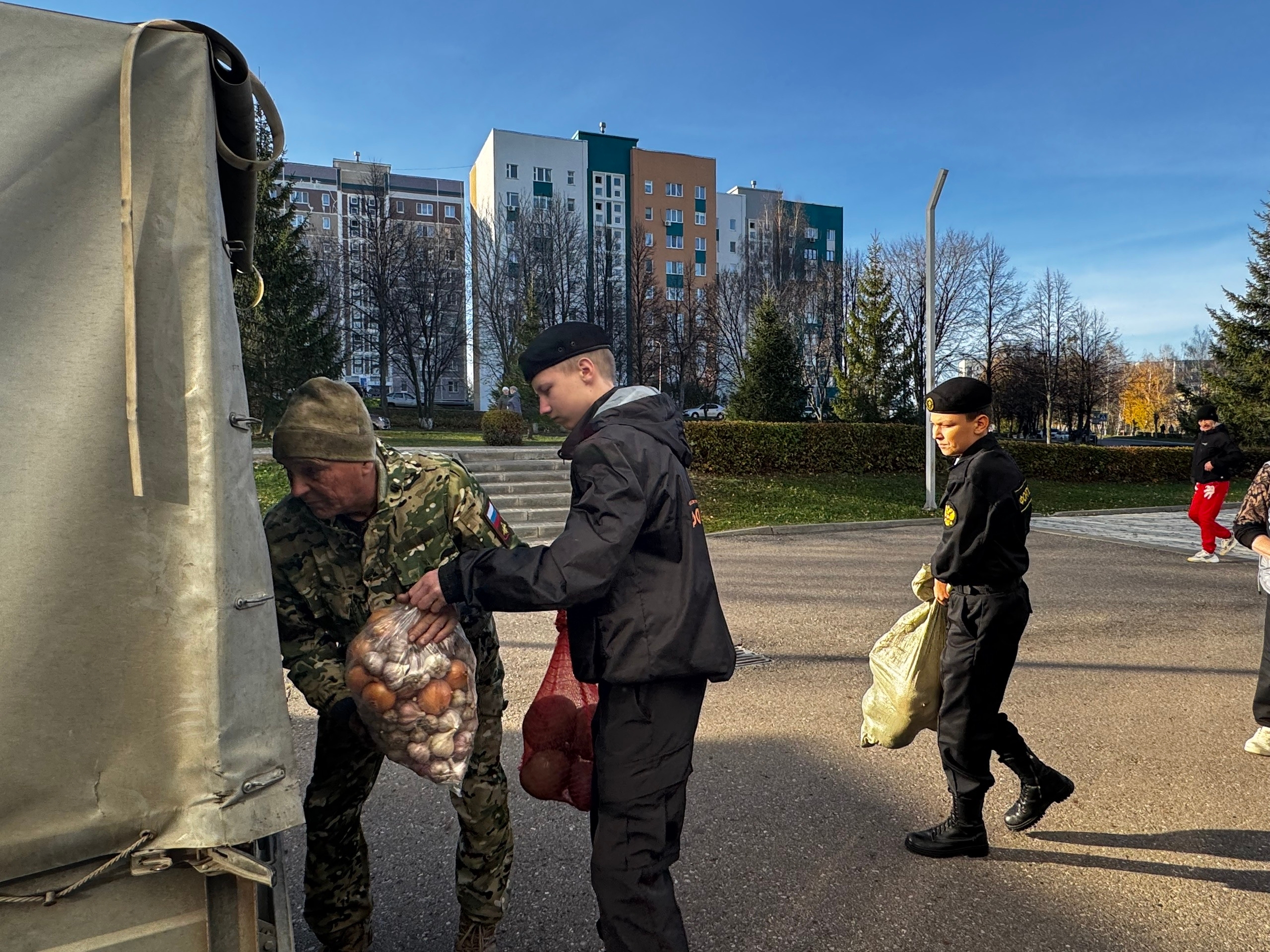 Погрузка гуманитарного груза