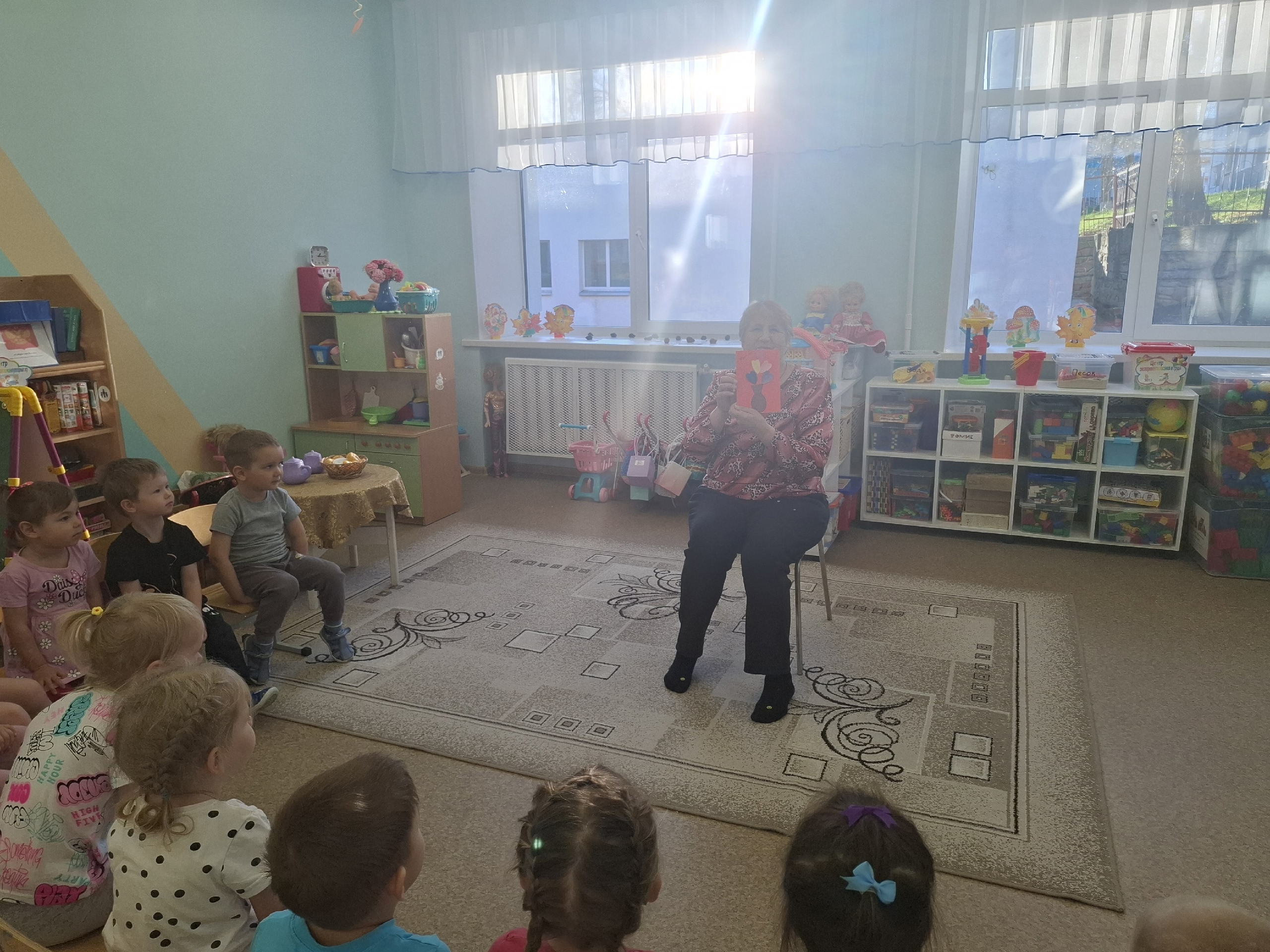 для Татьяны Алексеевны открытку, вложив в неё всю душу и теплоту своих рук.