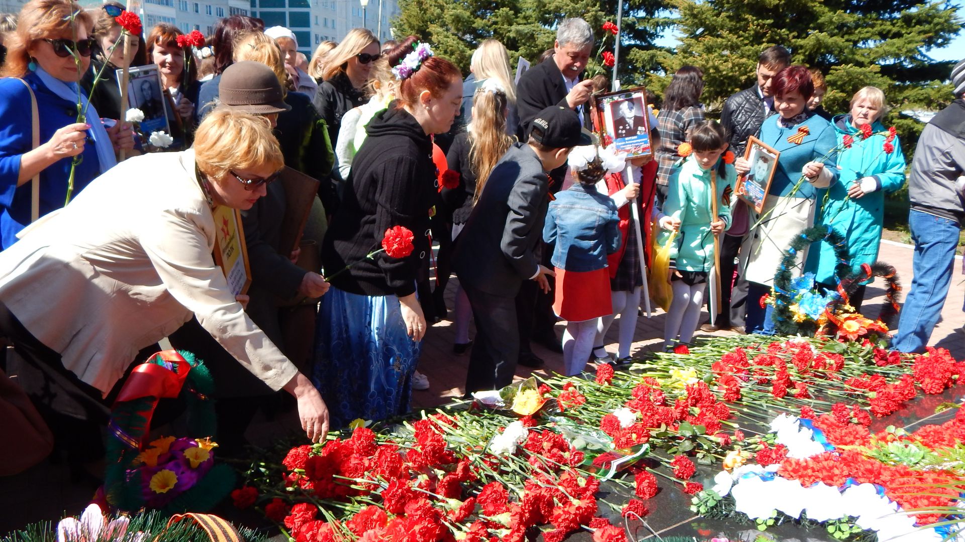 Памятник 9 мая 1966 года в магнитогорске. День Победы возложение цветов. Цветы к памятнику на 9 мая. Возложение цветов к памятнику. Ветеран возлагает цветы.