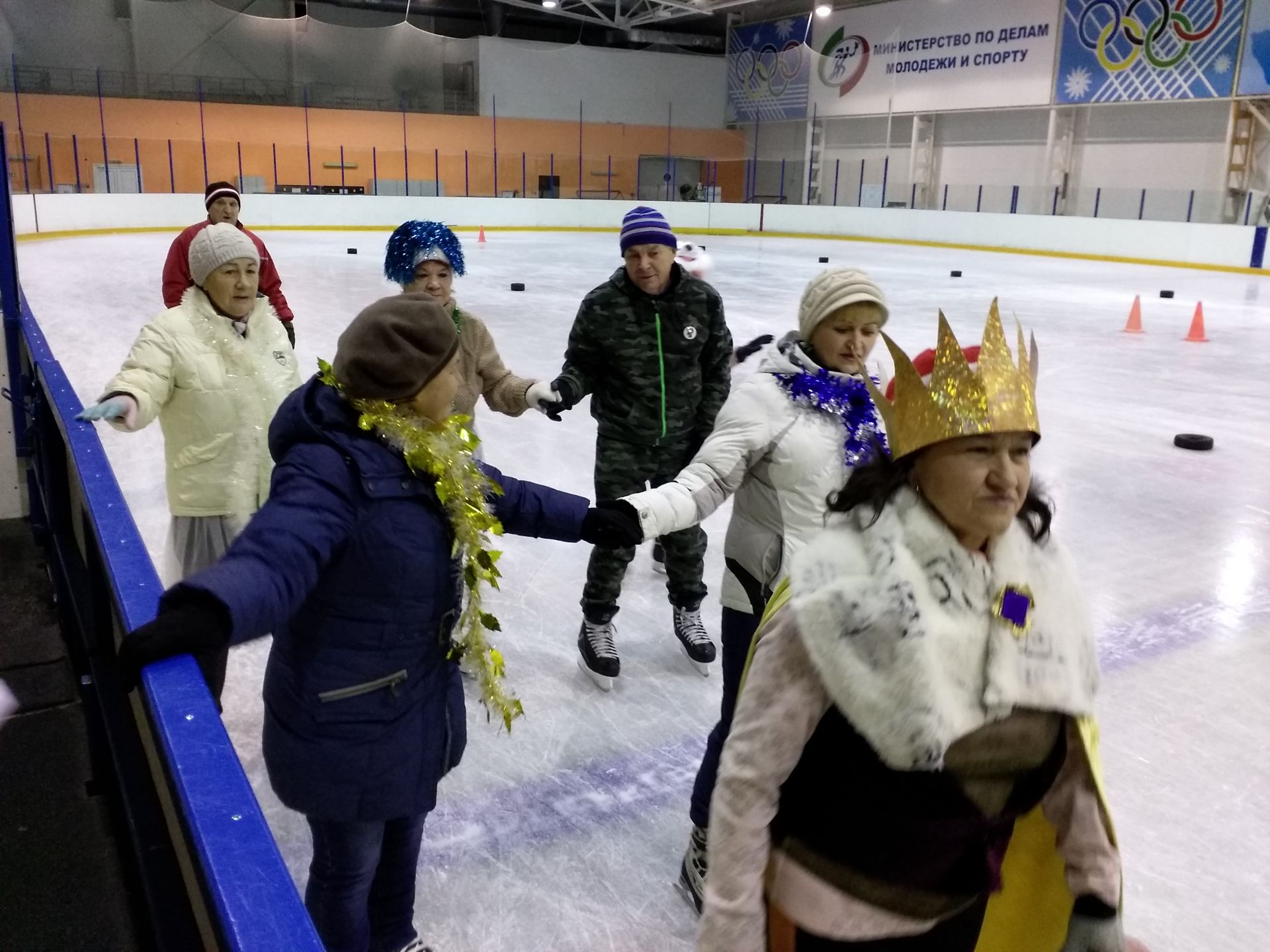 Активные пенсионеры Камских Полян встречают новогодние праздники на ледовом катке