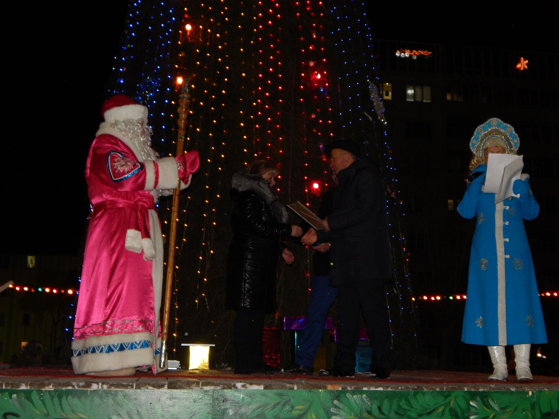 Во время открытия Камполянского Елочного городка наградили победителей конкурса «Лучшее новогоднее оформление»