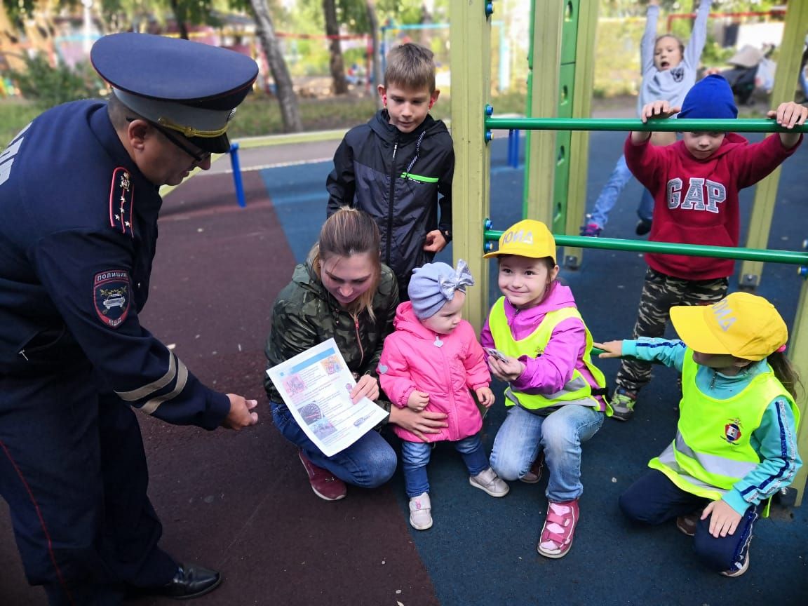 В рамках мероприятия «Уютный безопасный дворик» ЮИДовыцы Татарстана провели экспресс-курсы по правилам дорожного движения для детей