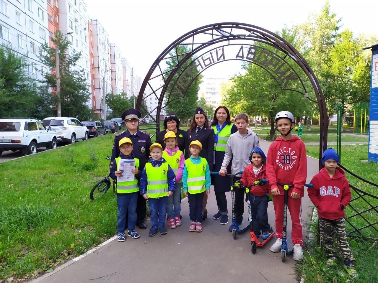 В рамках мероприятия «Уютный безопасный дворик» ЮИДовыцы Татарстана провели экспресс-курсы по правилам дорожного движения для детей