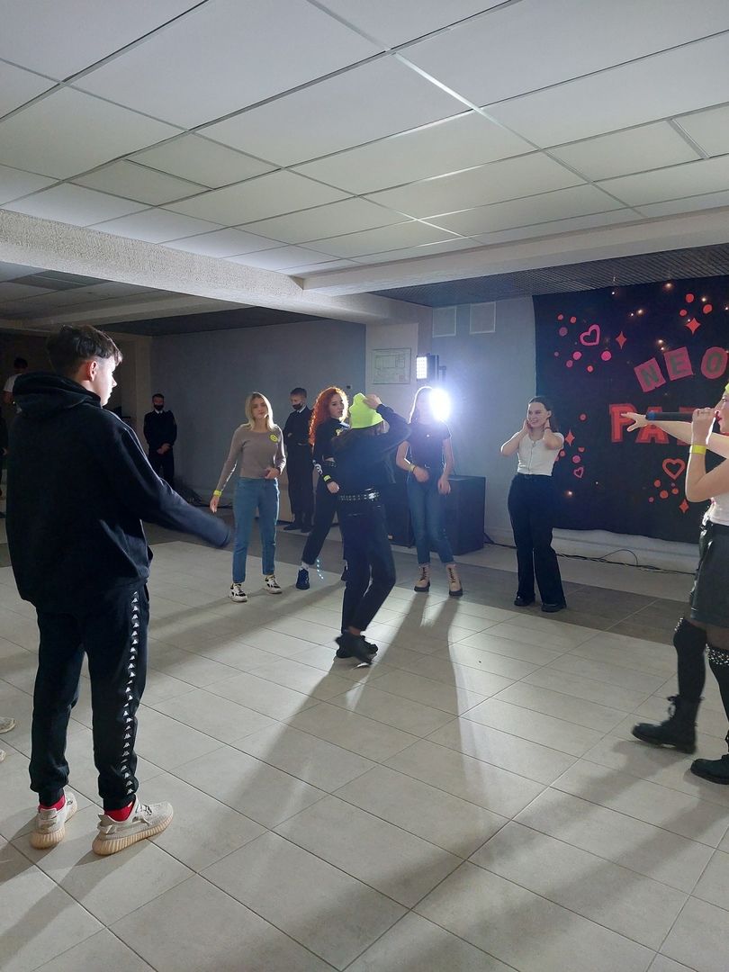 В Камских Полянах состоялась вечерняя танцевальная программа "Неоновая вспышка"