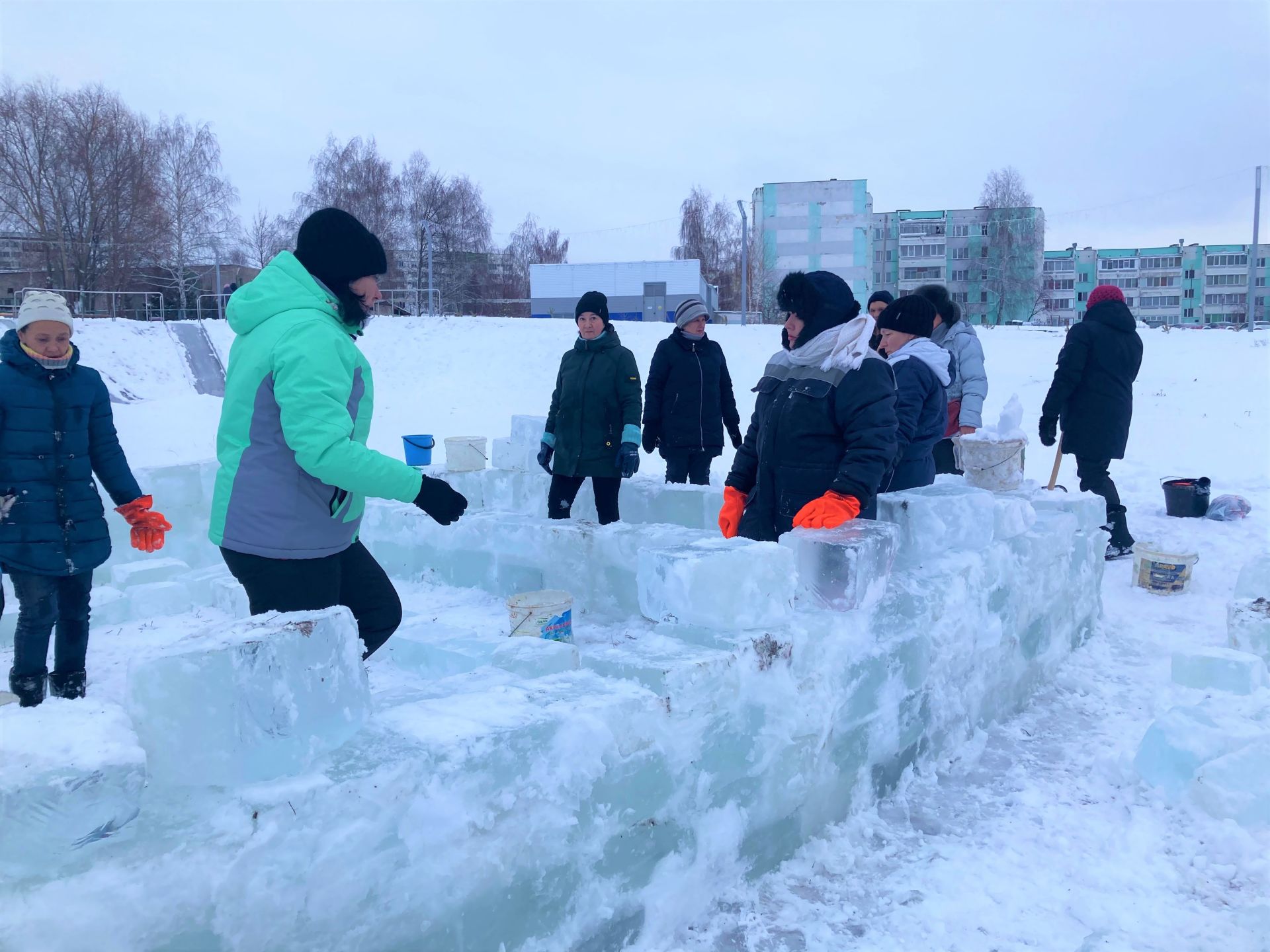 В Камских Полянах работники коммунальной службы устанавливали ледовый городок