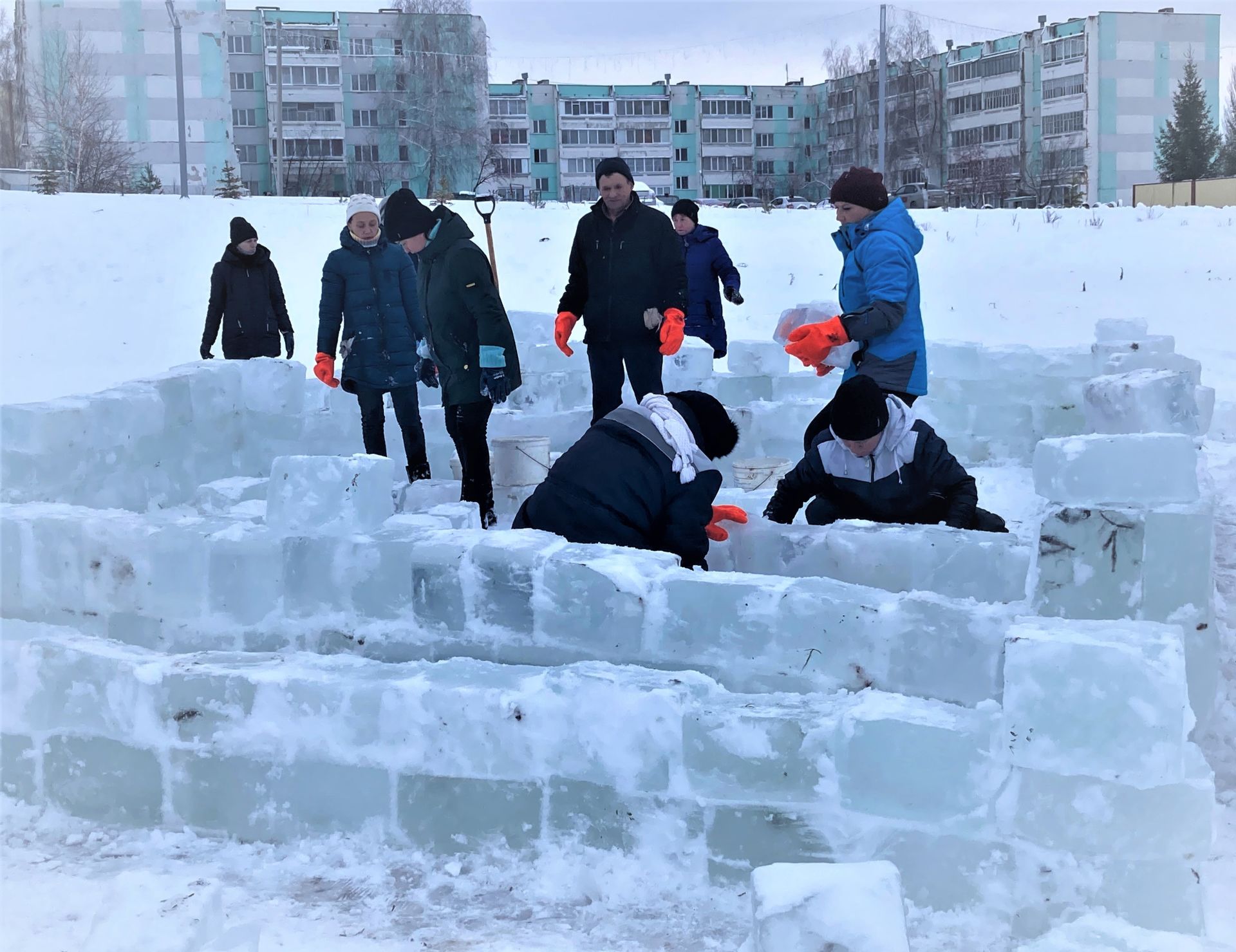 В Камских Полянах работники коммунальной службы устанавливали ледовый городок