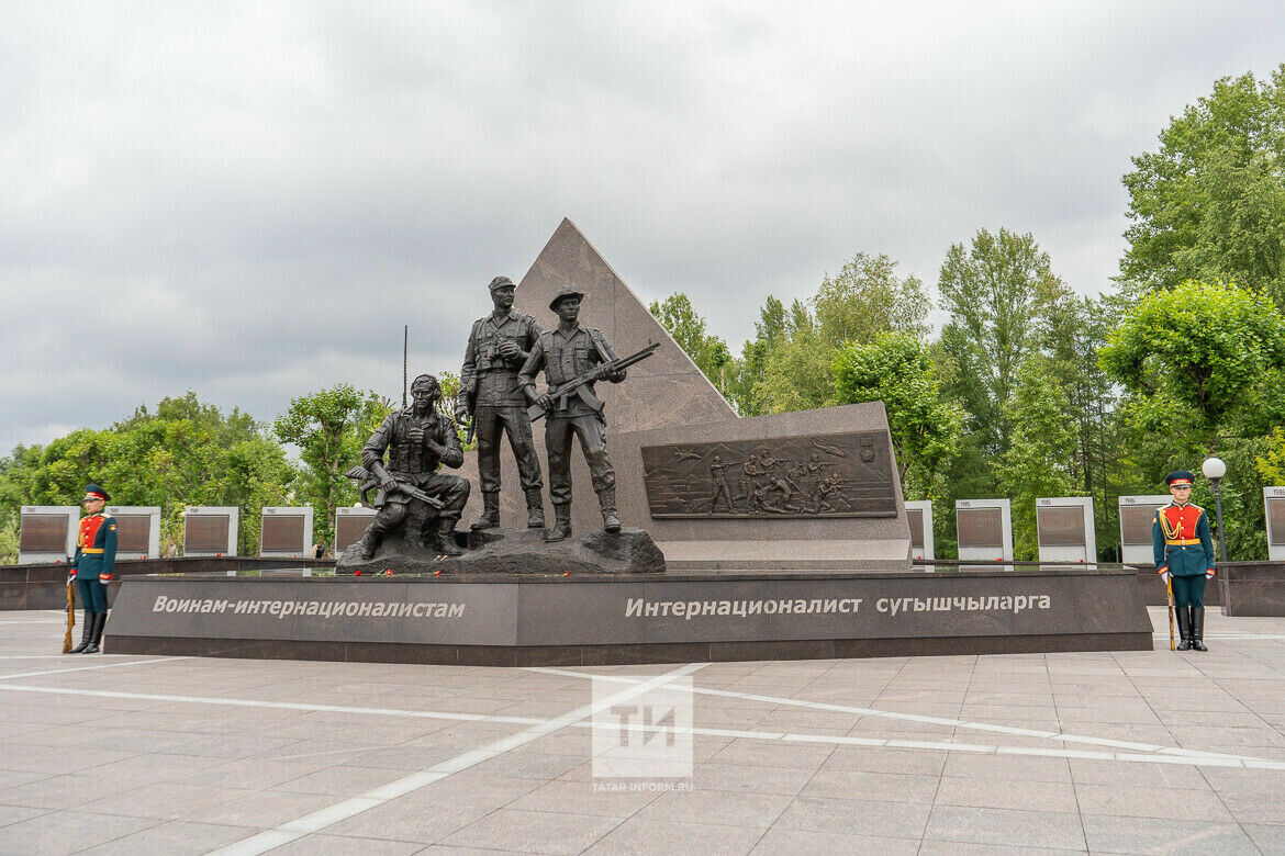 Минниханов открыл в парке Победы в Казани памятник воинам-интернационалистам