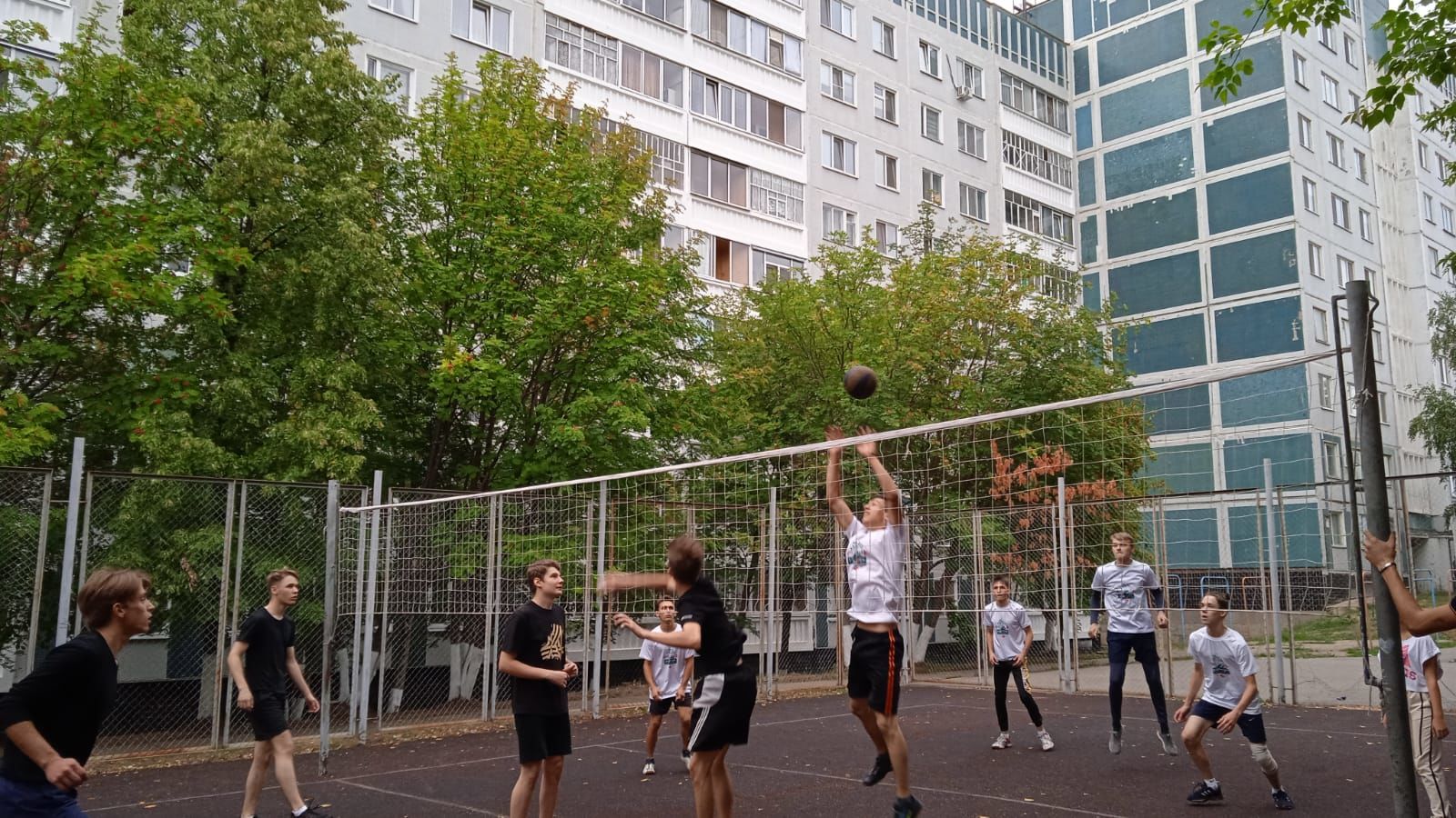 В Камских Полянах в день физкультурника были проведены соревнования по волейболу