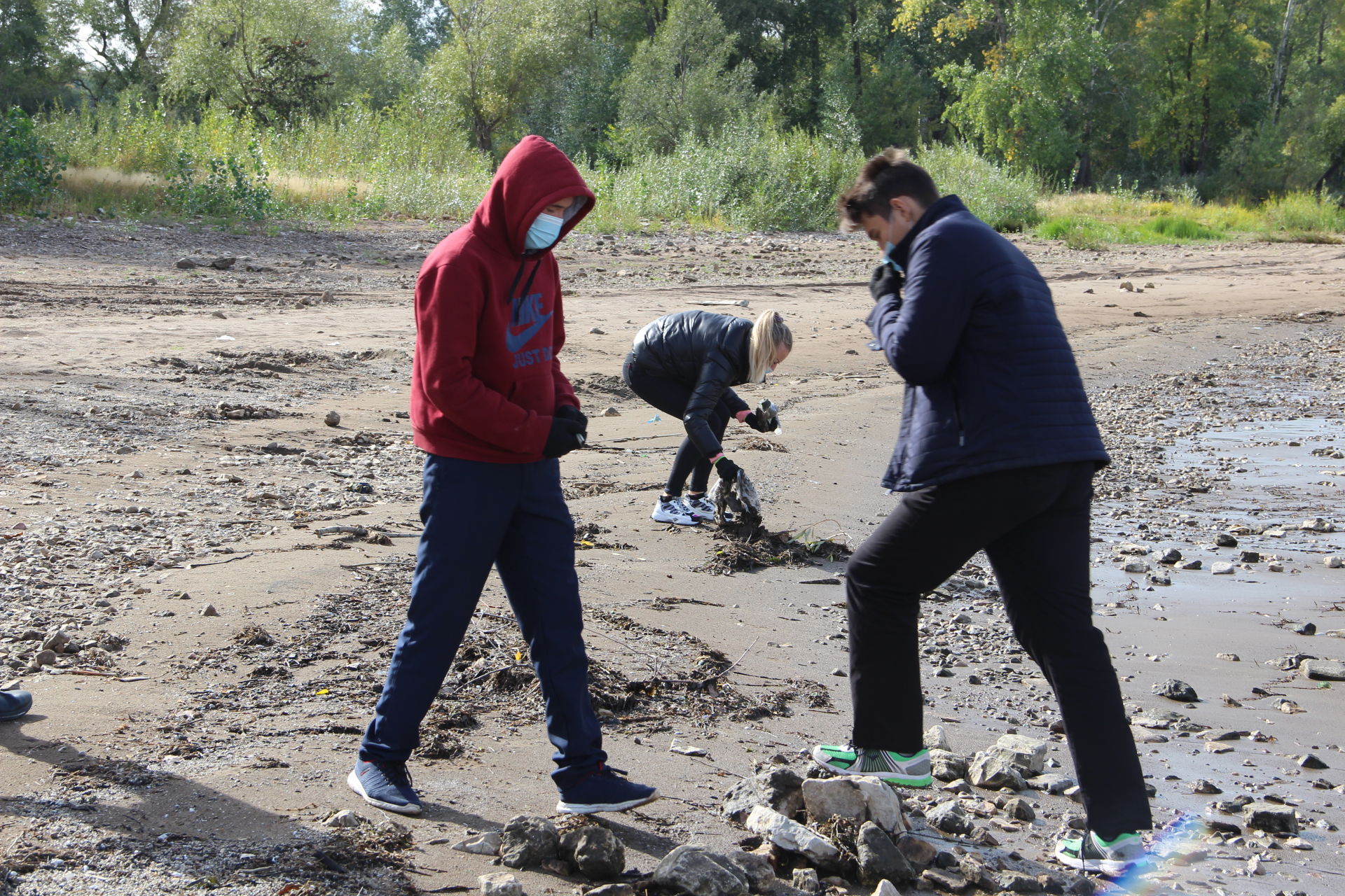 В Камских Полянах прошла акция по очистке прибрежных территорий