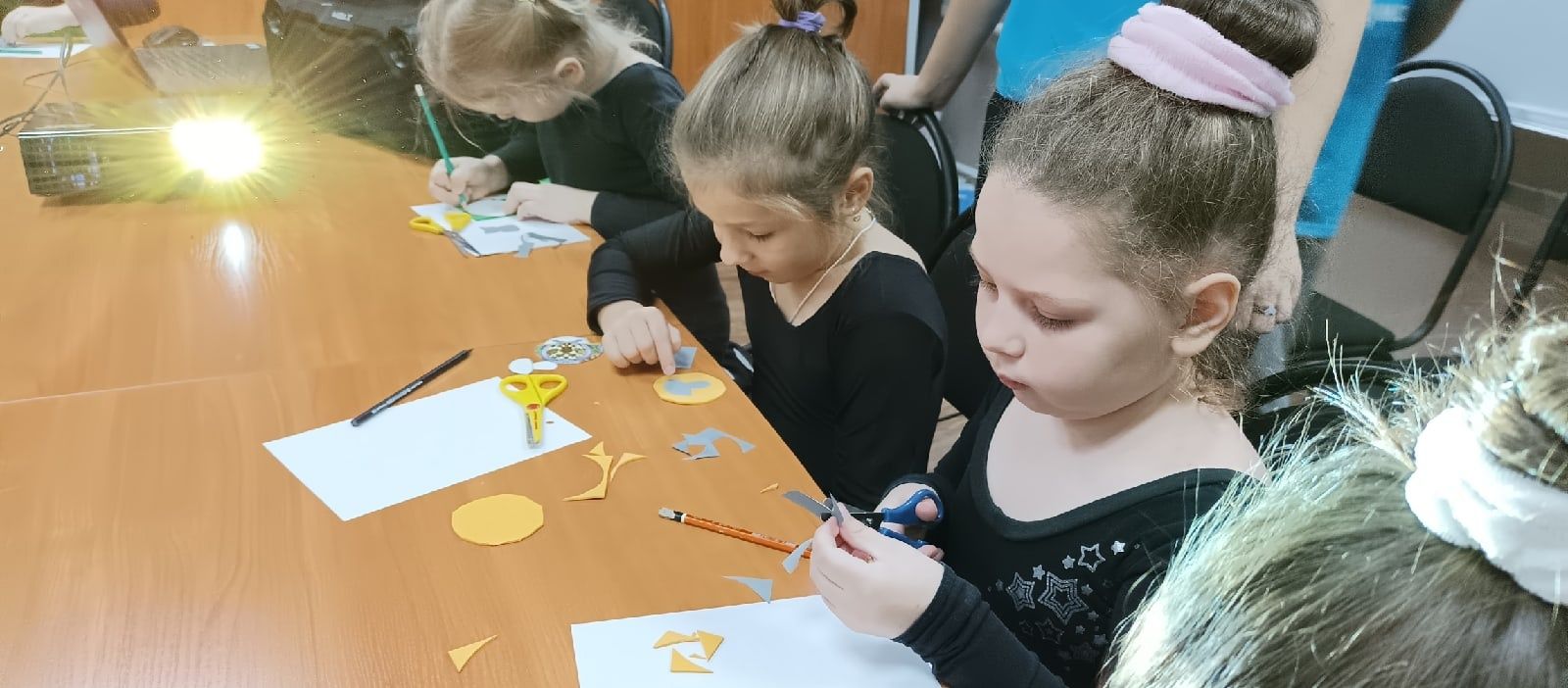 Камполянские активисты Детской районной Думы провели мастер-класс по изготовлению световозвращающих элементов