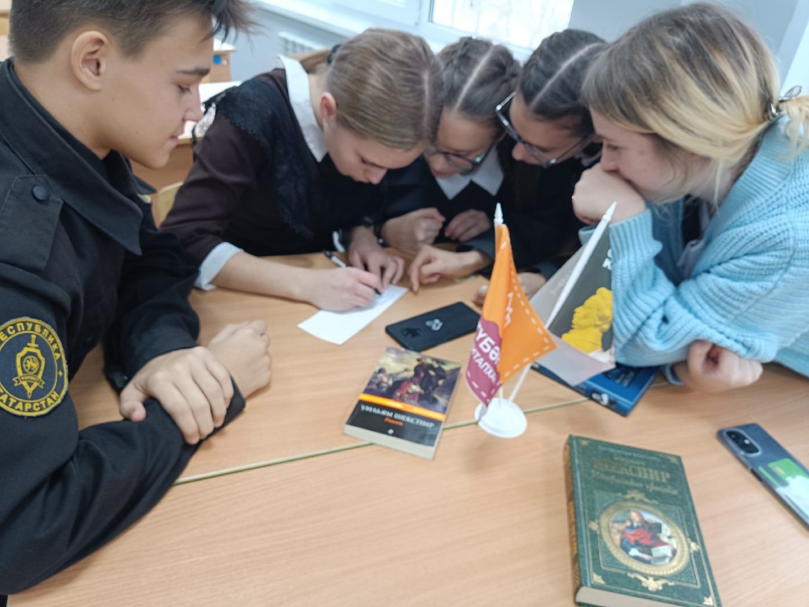 В камполянской школе № 1 по программе «Пушкинская карта» провели квест-экскурсию «По следам Шекспира»