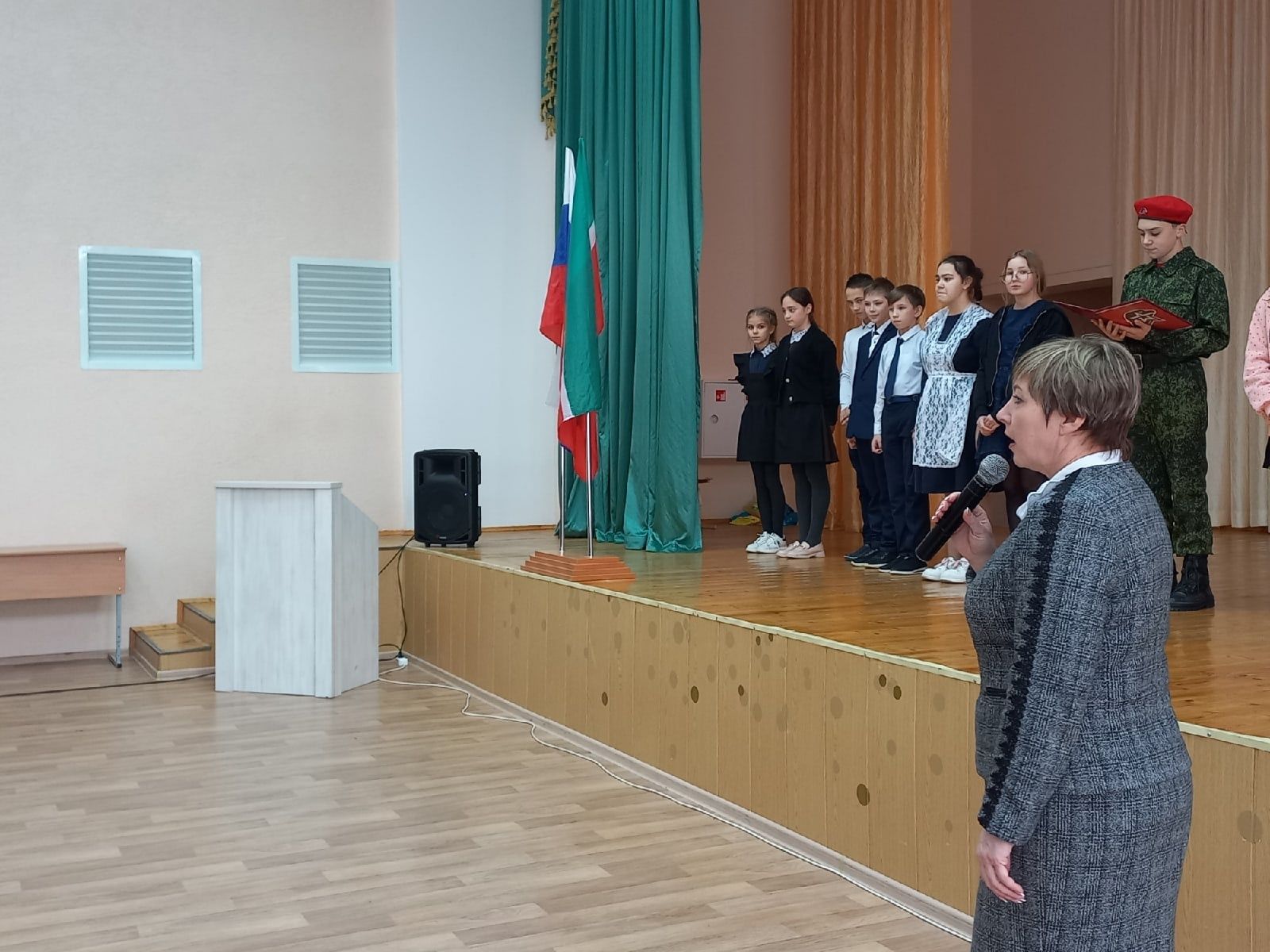 В камполянской школе №1 состоялась торжественная церемония посвящения учащихся в ряды «ЮНАРМИИ»