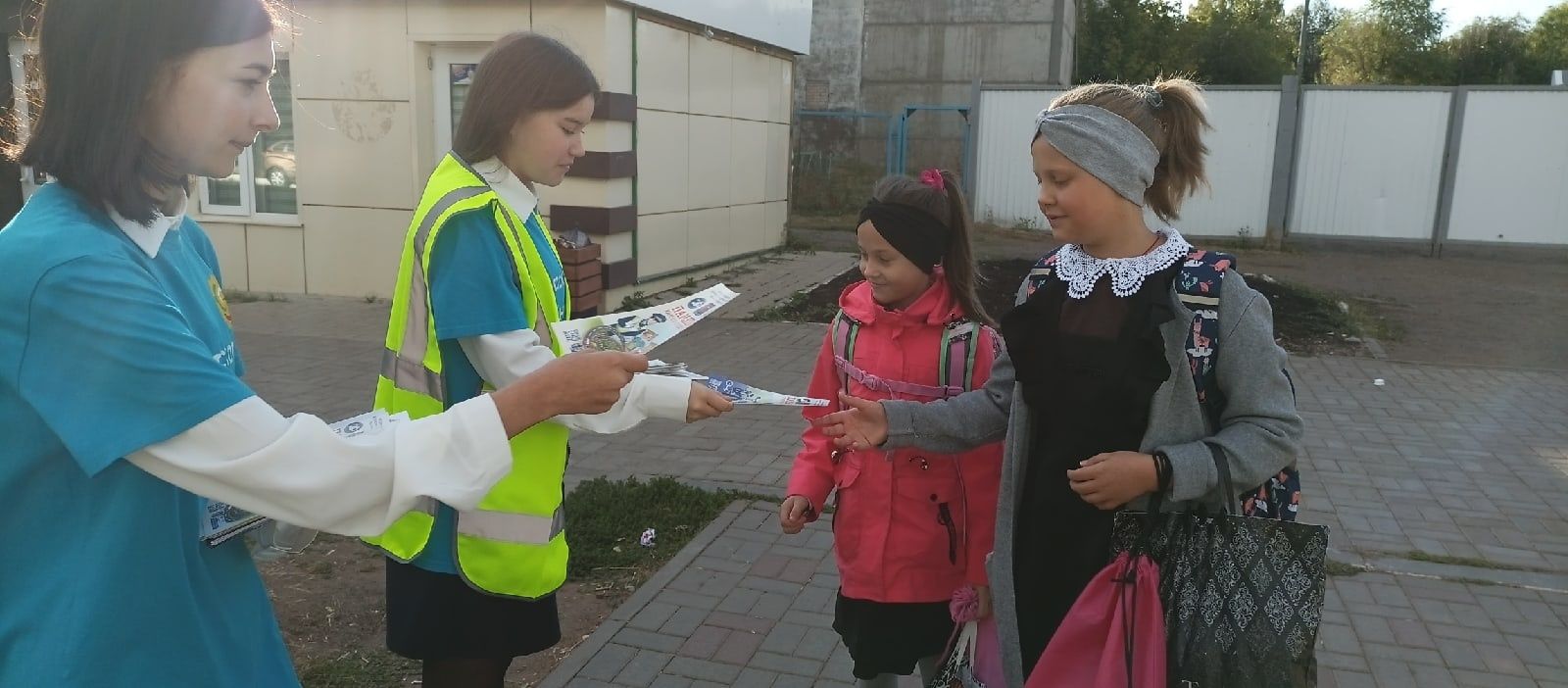 Активисты камполянской Детской районной Думы дали старт районной акции «Помоги первокласснику безопасно прийти в школу».