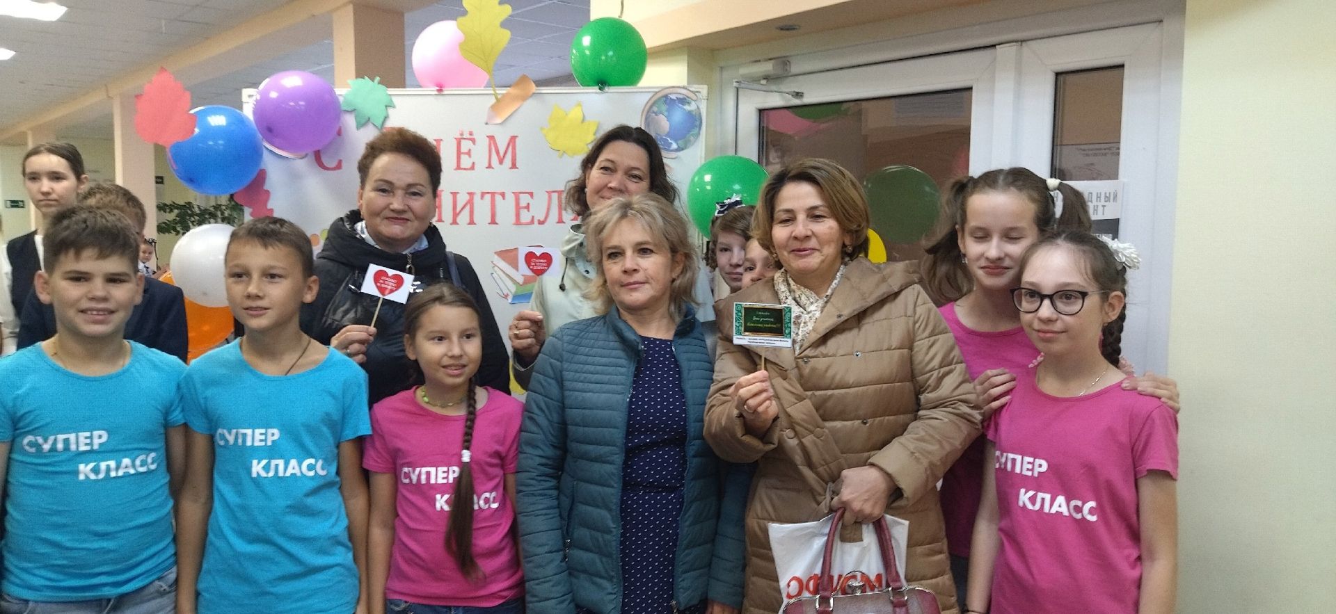Учащиеся камполянской школы № 2 поздравили учителей с профессиональным праздником