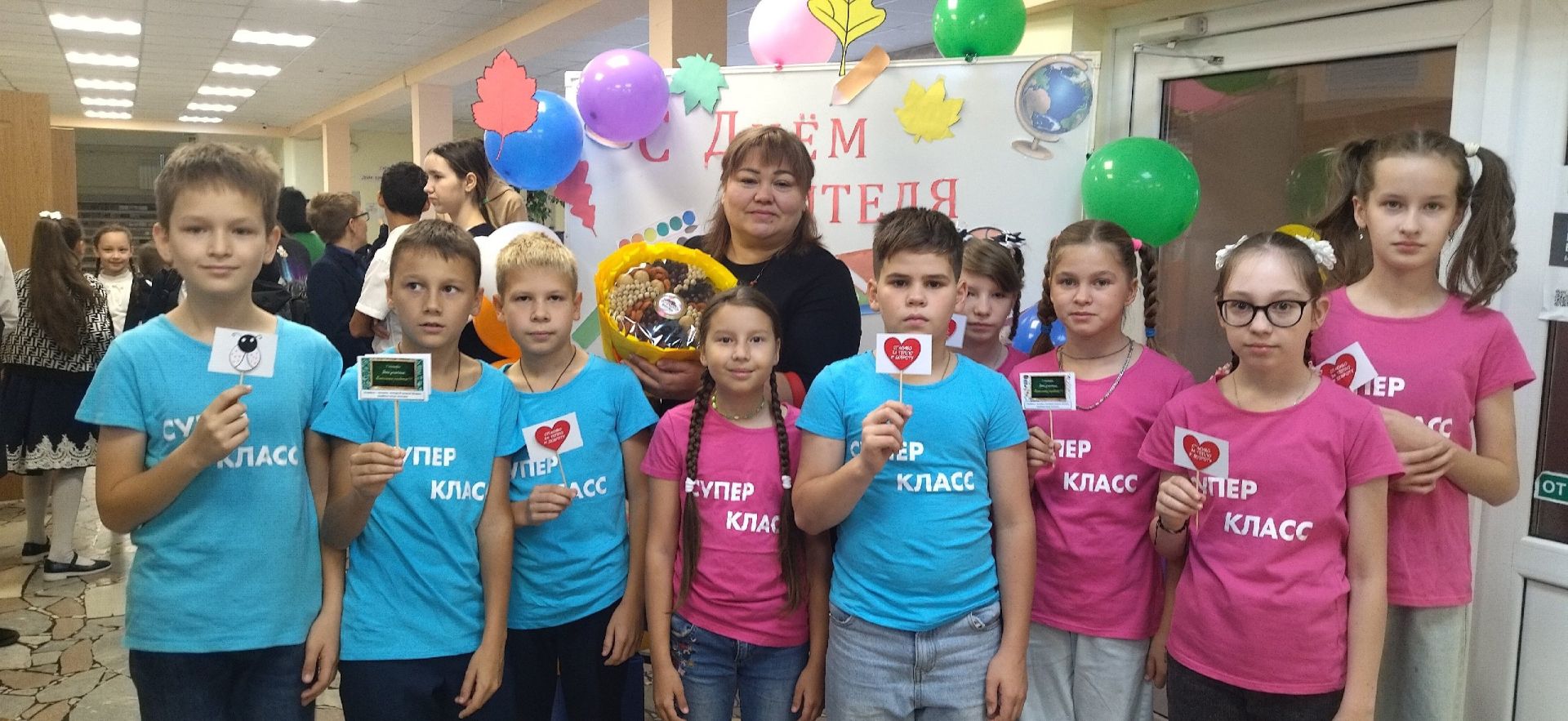 Учащиеся камполянской школы № 2 поздравили учителей с профессиональным праздником