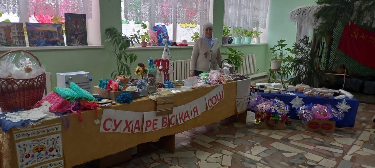 Библиотекари Камских Полян приняли участие в акции  «Новогодние подарки детям Лисичанска»