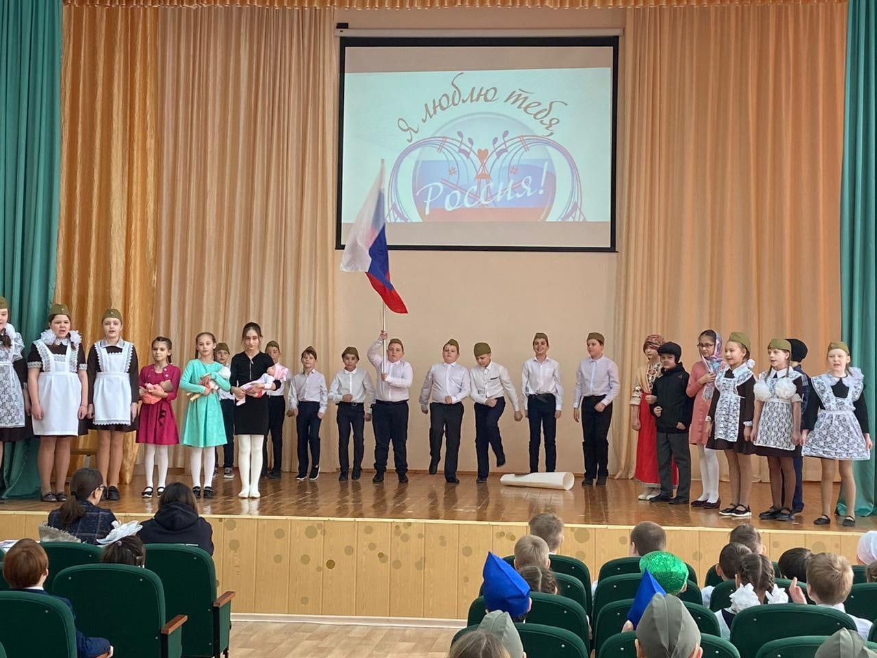 В камполянской школе №1 проходит школьный фестиваль патриотической песни «Пою тебе, мое Отечество»