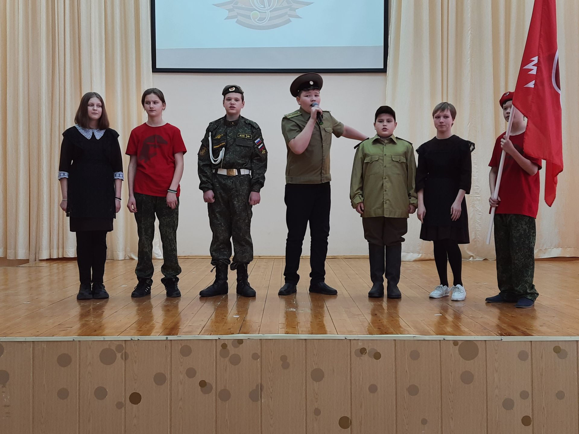 В камполянской школе №1 проходит школьный фестиваль патриотической песни «Пою тебе, мое Отечество»